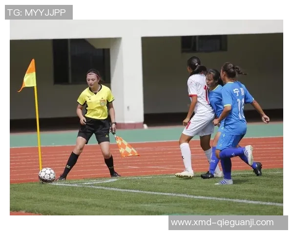 足球明星的家人齐聚球场展现球技家庭温馨时刻尽显运动魅力