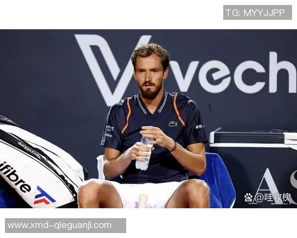 足球明星遭球迷热情骚扰引发关注球员隐私与安全问题亟待解决